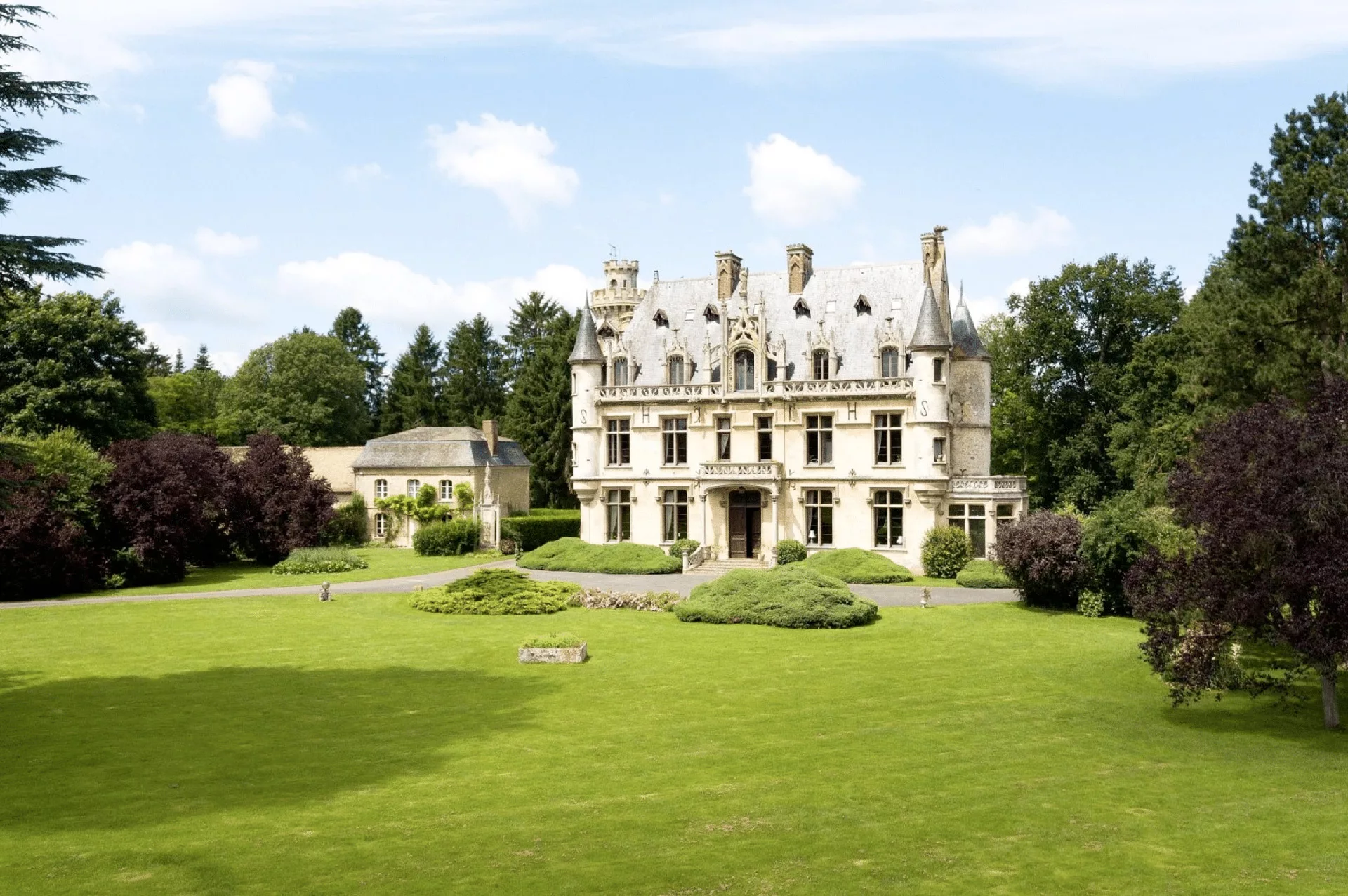 Château du Chesnay-Haguest — façade du domaine